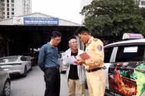 “Mục kích” CSGT tham gia đăng kiểm xe cơ giới
