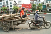 Xe chở hàng cồng kềnh "nghênh ngang" trên phố