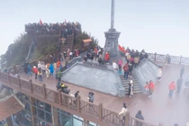 Hàng nghìn du khách chiêm bái, lễ Phật đầu năm tại Fansipan