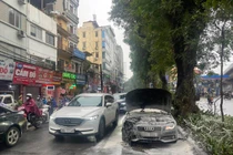 Hà Nội: Xe sang bốc cháy dữ dội trên đường Láng