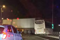 Ô tô khách va chạm xe đầu kéo, 1 người tử vong ở Hà Nam