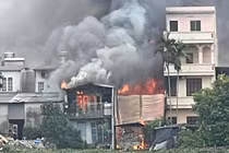 Hà Nội: Xưởng gỗ cháy dữ dội, cột khỏi bốc cao hàng trăm mét