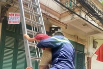Hà Nội: Giải cứu cháu bé mắc kẹt tại tầng 2
