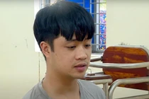 Thanh niên xịt hơi cay vào mắt chủ quán, cướp 5 chỉ vàng 