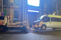 Tài xế vi phạm nồng độ cồn, CSGT chở khách về nơi tạm trú 