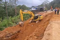 Lâm Đồng: Sạt lở đất khi đang thi công đèo Prenn, 2 người thương vong