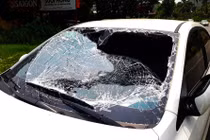 Chặn đường, đập phá xe luật sư sau khi kết thúc phiên toà