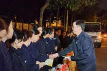 Đắk Lắk: Bí thư Tỉnh ủy trao quà tặng công nhân vệ sinh đêm 30 Tết