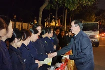 Đắk Lắk: Bí thư Tỉnh ủy trao quà tặng công nhân vệ sinh đêm 30 Tết