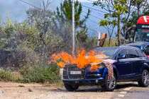 Lâm Đồng: Ô tô bất ngờ bốc cháy dữ dội khi đang lên đèo Mimosa 