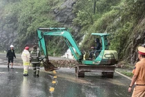 Lực lượng CSGT nỗ lực giải phóng hiện trường do sạt lở trên đèo Bảo Lộc 