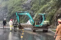 Lực lượng CSGT nỗ lực giải phóng hiện trường do sạt lở trên đèo Bảo Lộc 