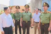 Thứ trưởng Trần Quốc Tỏ thăm và làm việc tại Công an xã Cư Né