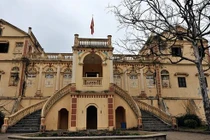 Khám phá kiến trúc độc đáo của dinh thự “vua Mèo” trên đỉnh cao nguyên trắng