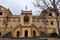 Khám phá kiến trúc độc đáo của dinh thự “vua Mèo” trên đỉnh cao nguyên trắng