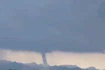 Vòi rồng cao trăm mét xuất hiện ở Việt Nam