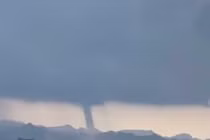 Vòi rồng cao trăm mét xuất hiện ở Việt Nam