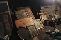 Sửa bóng đèn, vô tình phát hiện “kho báu” trên trần nhà