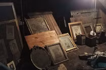 Sửa bóng đèn, vô tình phát hiện “kho báu” trên trần nhà