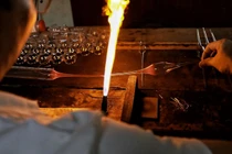 Hà Nội: Miệt mài thổi thủy tinh bên ngọn lửa đỏ 1000 độ giữa ngày hè