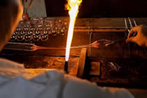 Hà Nội: Miệt mài thổi thủy tinh bên ngọn lửa đỏ 1000 độ giữa ngày hè