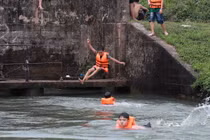 Con mương dài 10km trở thành nơi cho trẻ em tập bơi, thử cảm giác mạnh