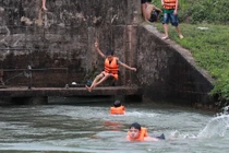Con mương dài 10km trở thành nơi cho trẻ em tập bơi, thử cảm giác mạnh