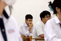 Sĩ tử “vượt vũ môn”... phụ huynh căng thẳng ngóng chờ 