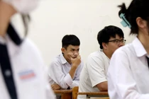 Sĩ tử “vượt vũ môn”... phụ huynh căng thẳng ngóng chờ 