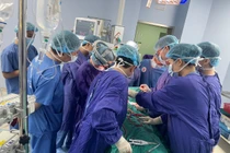 Lấy khối u giáp khổng lồ 15 năm đè ép khí quản