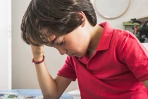 Bé trai hẹp bao quy đầu biến chứng viêm loét, chảy dịch