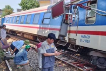 Ảnh: Hiện trường vụ tàu SE1 trật đường ray, hàng trăm khách hoảng loạn