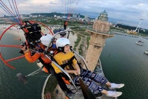 Bay dù lượn ngắm cảnh vịnh Hạ Long: Giá “chát” cỡ nào?