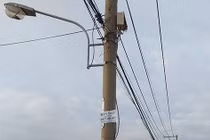 Nguy hiểm những cây cột điện “đứng” trên lòng đường