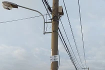 Nguy hiểm những cây cột điện “đứng” trên lòng đường