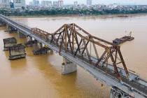 Thông tàu hỏa chạy qua cầu Đuống, cầu Long Biên