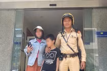 Công an Hà Nội giúp đỡ bé trai 10 tuổi đi lạc về với gia đình