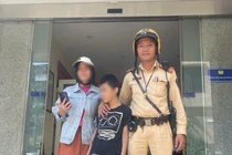 Công an Hà Nội giúp đỡ bé trai 10 tuổi đi lạc về với gia đình