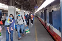 100.000 vé tàu Tết bán ra... nhiều chặng hết chỗ