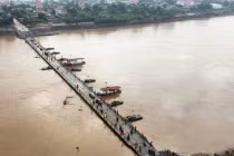 Sử dụng phà quân sự đưa đón người dân qua khu vực sập cầu Phong Châu