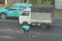 Tài xế taxi dọn gạch vỡ giữa đường Vành đai 3 trên cao