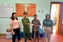 Người phụ nữ trả lại hơn 100 triệu nhặt được cho người đàn ông khiếm thị