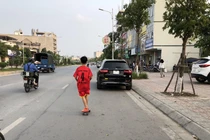 Báo động tình trạng thanh thiếu niên trượt patin trên đường