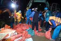 Thanh Hóa: Hàng trăm người xuyên đêm gia cố chân đê