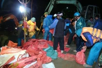 Thanh Hóa: Hàng trăm người xuyên đêm gia cố chân đê