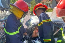 Giải cứu nam tài xế bị thương nặng mắc kẹt trong ô tô