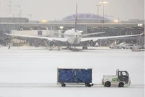 Máy bay gặp sự cố, hơn 200 hành khách phải sơ tán