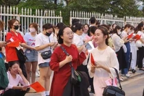 Giới trẻ háo hức đổ về sân Mỹ Đình chờ đón “Hẹn ước Bắc Nam“