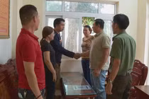 Vợ chồng du khách Thái Lan (bên trái) xúc động khi nhận lại tài sản đánh rơi (Ảnh: Đức Nguyễn).