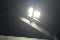 Mái nhà người dân bị đá văng thủng sau tiếng nổ mìn.